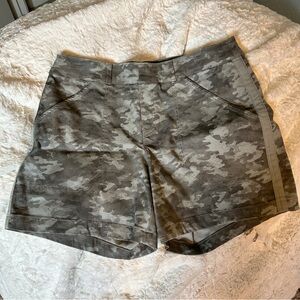 SPANX Shorts Stretch Twill Camo Print Womens - L